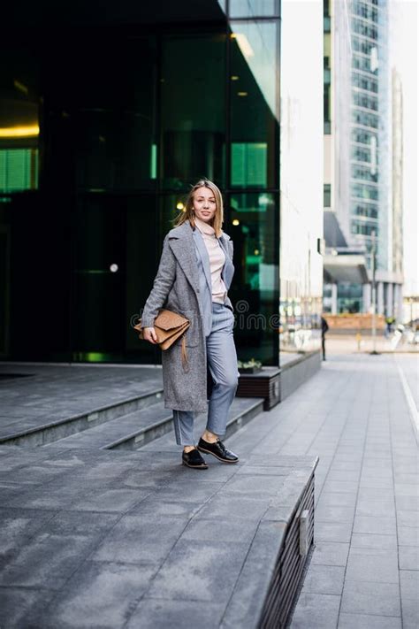 Business Women Going to Work 的图像结果