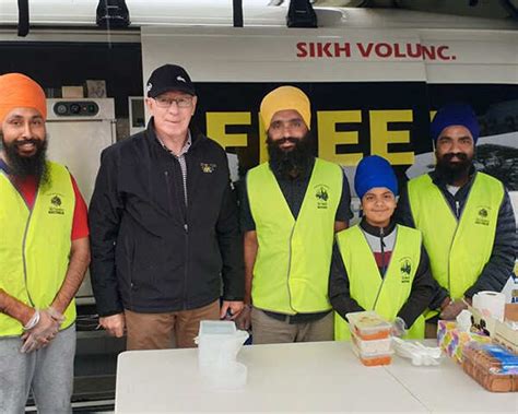 Sikh Couple Hand Out Free Meals To Australia's Bushfire Victims | Femina.in