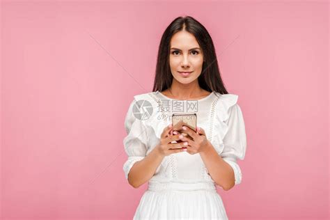 穿着白裙子的漂亮女孩拿着智能手机高清图片下载-正版图片503048681-摄图网