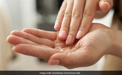 Monsoon Skin Care: बारिश में नहाने से पहले नारियल तेल से मालिश करना है ...