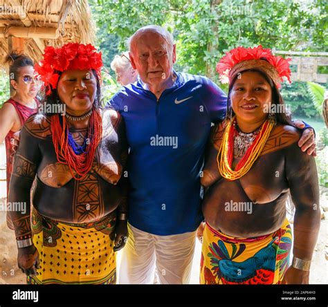Native women posing with tourist at the Embera Puru Village in Panama ...