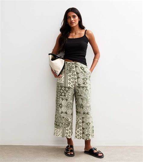 Green Paisley Scarf Print Wide Leg Crop Trousers | New Look