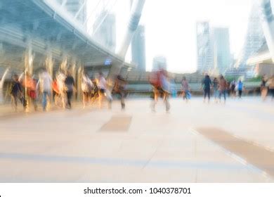 People Walking Blur 的图像结果