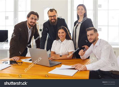 Business People Smiling in Group Photo 的图像结果
