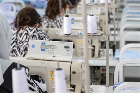 亚洲工人在服装厂缝纫与工业缝纫 m高清摄影大图-千库网