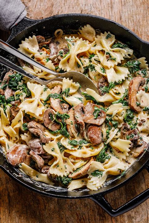 One-Pot Garlic Parmesan Pasta Recipe with Spinach and Mushrooms ...