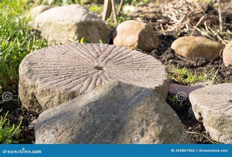 Piedras De Molino De Piedra Natural De Molino De Mano Foto de archivo ...