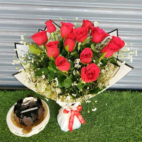 Rose Bunch with Cake - DP Saini Florist & Baker's