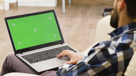 Man Looking at Computer Greenscreen 的图像结果