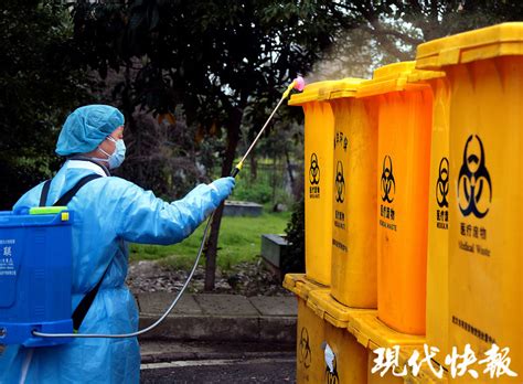 南京志愿者在武汉：每天12小时清运医疗废物，防护服湿透捂出一身痱子_腾讯新闻