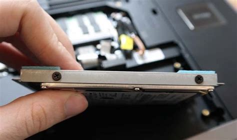 Alienware 17 Remove CD Drive 的图像结果