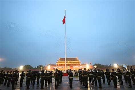 北京天安门广场举行国庆升旗仪式