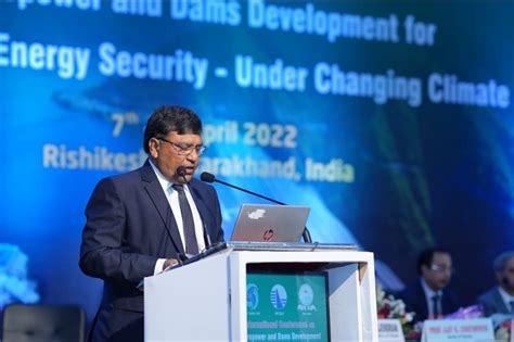 Sh. R.K. Vishnoi, CMD, THDCIL chaired the Technical Session on “Dealing ...