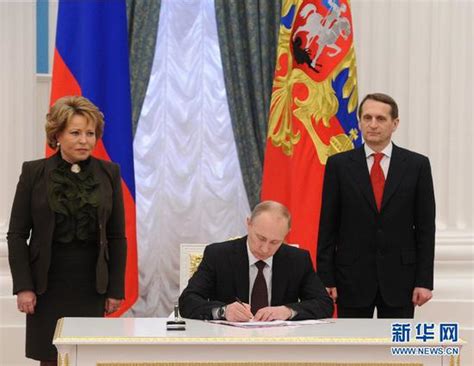普京签克里米亚入俄条约所使用钢笔被展出(图)|克里米亚|普京|钢笔_新浪新闻