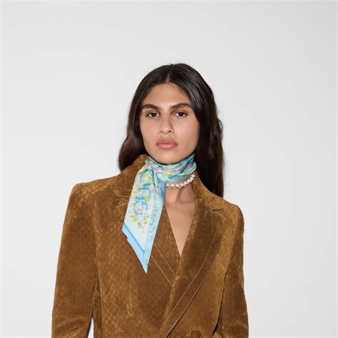 Nœud de cou en soie à imprimé fleuri Gucci en bleu clair | GUCCI® FR