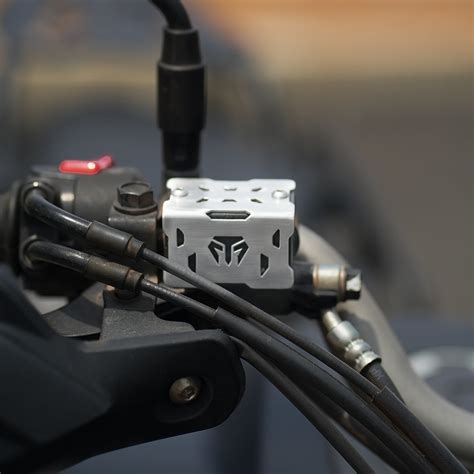 FRONT MASTER CYLINDER GUARD (SS) HONDA CB 200X – Moto Torque