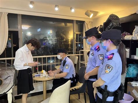 游客扎堆打卡长沙坡子街派出所拍“被捕”照-搜狐大视野-搜狐新闻