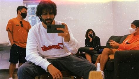 Kartik Aaryan gives a sneak peek into his new look, leaving netizens ...