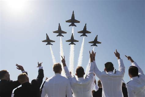 Navy Graduation Parade 的图像结果