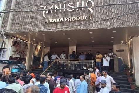 दिनदहाड़े तनिष्क ज्वेलर्स में लूटपाट, गार्ड का हथियार भी लूट कर ले गए ...