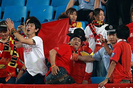 组图：日本球迷中指羞辱国安 抹脖手势主动挑衅_体育_凤凰网