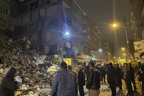 土耳其7.8级地震后，港口集装箱坠落爆炸起火_凤凰网视频_凤凰网