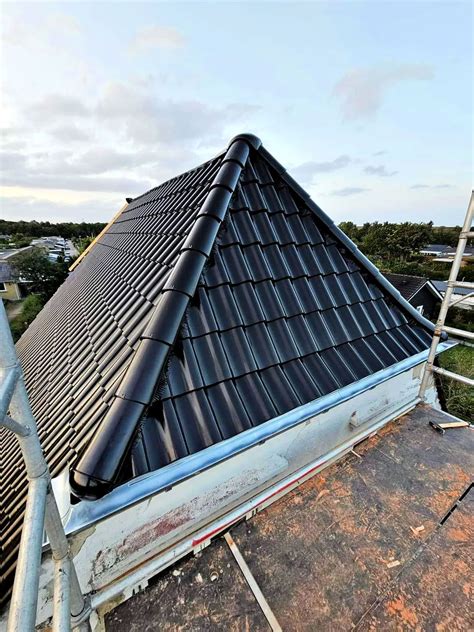 Tile Roof Installation 的图像结果