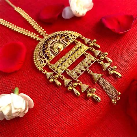 Temple-Style 22k Gold Chain-Pendant with Intricate Detailing and Gold ...