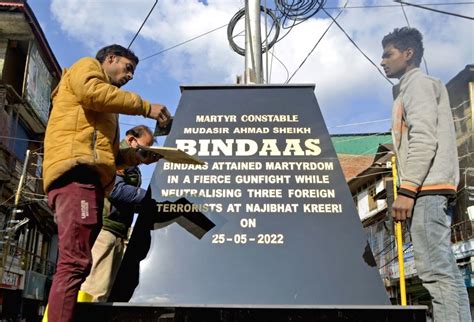 Workers rename Tehsil Chowk as Bindas Chowk and install a statue