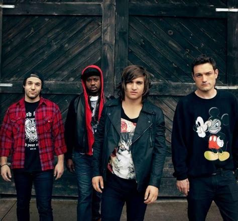 THAT'S UNUSUAL (JUMP) (EN ESPAÑOL) - Ghost Town - LETRAS.COM