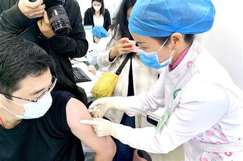 南山区大冲社康中心昨为400多人打新冠疫苗