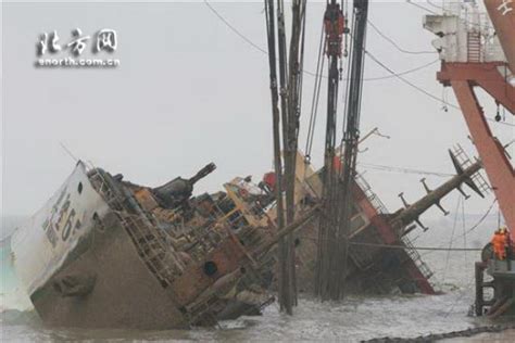 天津将4786吨沉船扳正打捞出水(组图)_新闻中心_新浪网