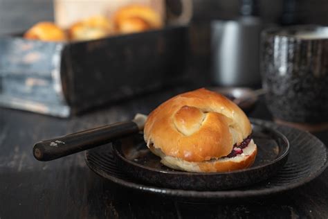 Gelingsicheres Rezept für luftige Brioche-Knoten wie vom Bäcker