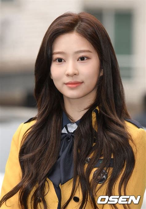 [사진]아이즈원 김민주,'고등학교 졸업해요'