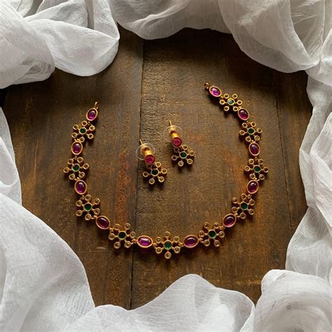 Matte Feather Light Real Kemp Kids Friendly Flower Necklace - Red & Gr