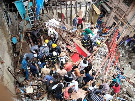 बारिश से बेहाल मुंबई के डोंगरी में 4 मंजिला इमारत ढही