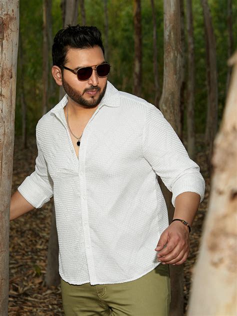 Instafab Plus Men's Daisy White Shard-Tactile Shirt