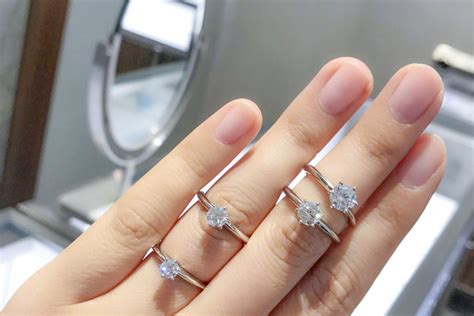 工厂定制18K结婚戒指钻戒情侣对戒一生只能定制一次可刻寓意的字-阿里巴巴