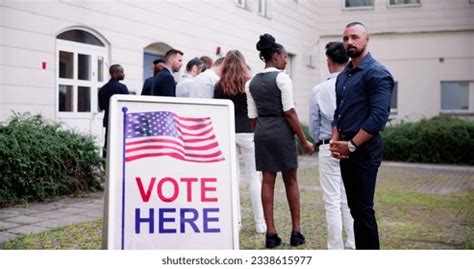 Modern Image of People Voting 的图像结果