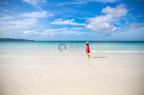 海滩图片-海边跳跃的女孩素材-高清图片-摄影照片-寻图免费打包下载