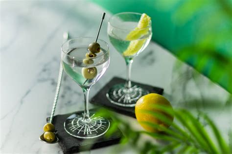 Guide to Cocktail Garnishes – Types and How To Make