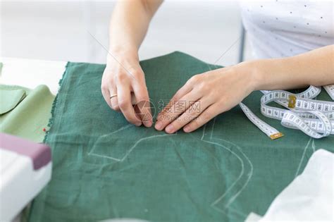在制作手提包的女缝纫工高清图片下载-正版图片502068122-摄图网