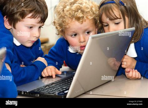 Child Using Computer 的图像结果