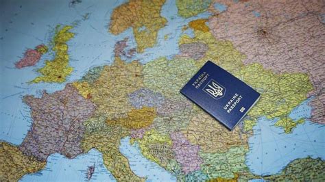 粉红色背景上的乌克兰护照宏观中乌克兰公民的护照护照总高清图片下载-正版图片504447772-摄图网