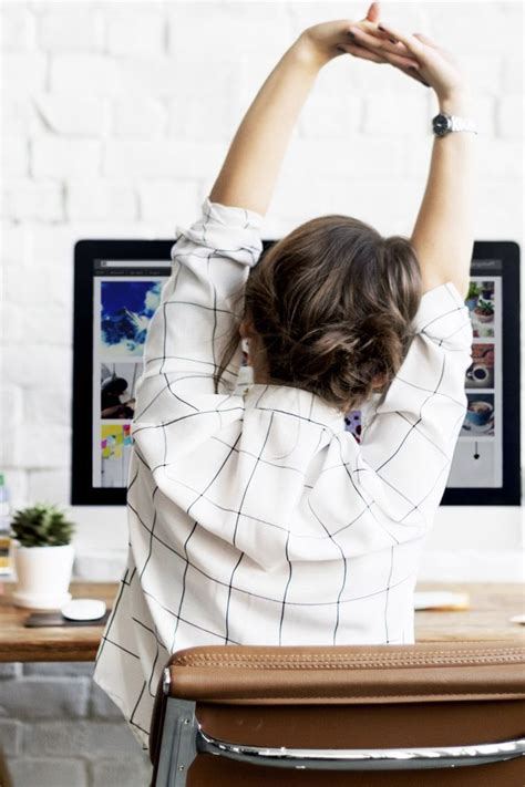 4 quick stretches that undo the damage your desk job is causing your ...