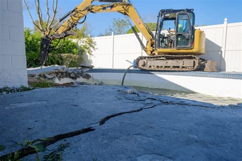 Pool Demolition Process 的图像结果