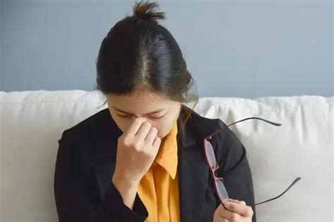 女人右眼皮跳的预兆是吉是凶新闻（女人右下眼皮跳的预兆和化解）-玩个性