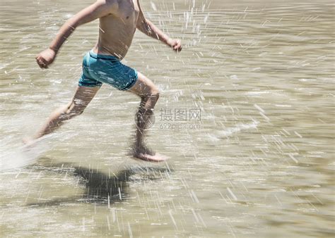 踩水的男孩高清图片下载-正版图片501871682-摄图网