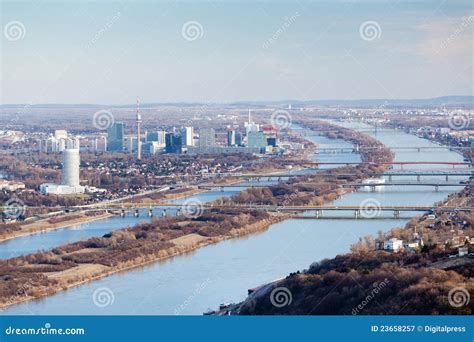 Viena En El Río De Danubio Azul Imagen de archivo - Imagen de ...