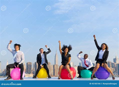 Business People Walking New York Skyline 的图像结果